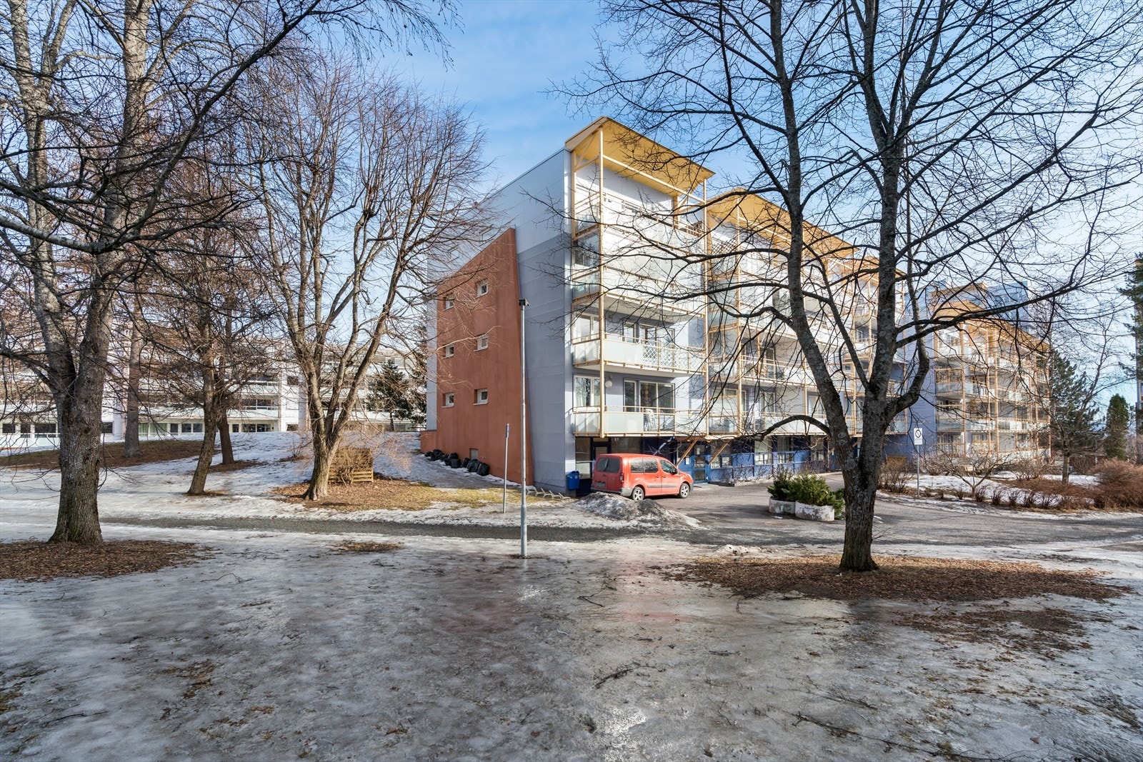 Borettslaget er kjent for sine mange flotte fasiliteter og fellesområder samt barnehage med fortrinnsrett. Videre er det kort vei til offentlig kommunikasjon, dagligvare og flotte tur- og grøntområder i Sørkedalen, Mærradalen og Nordmarka. Galleribilde