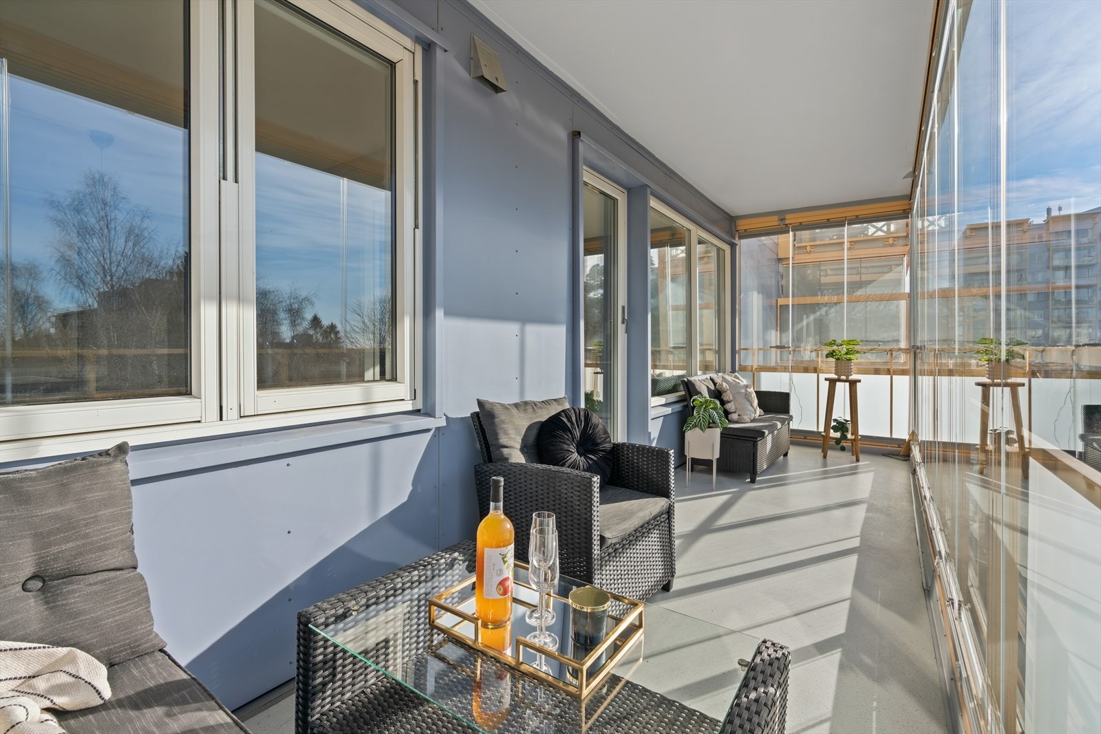 Balkongen vender mot sydvest, og fremstår som en usjenert og flott plass å kose seg på. Galleribilde