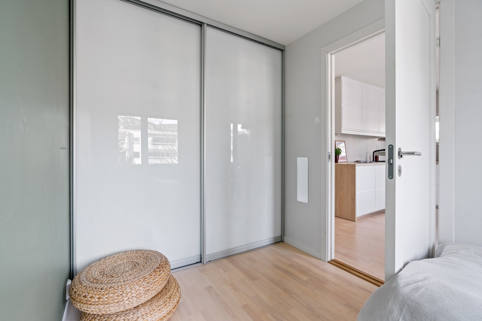 Det medfølger skyvedørsgarderobe på dette rommet også. Galleribilde