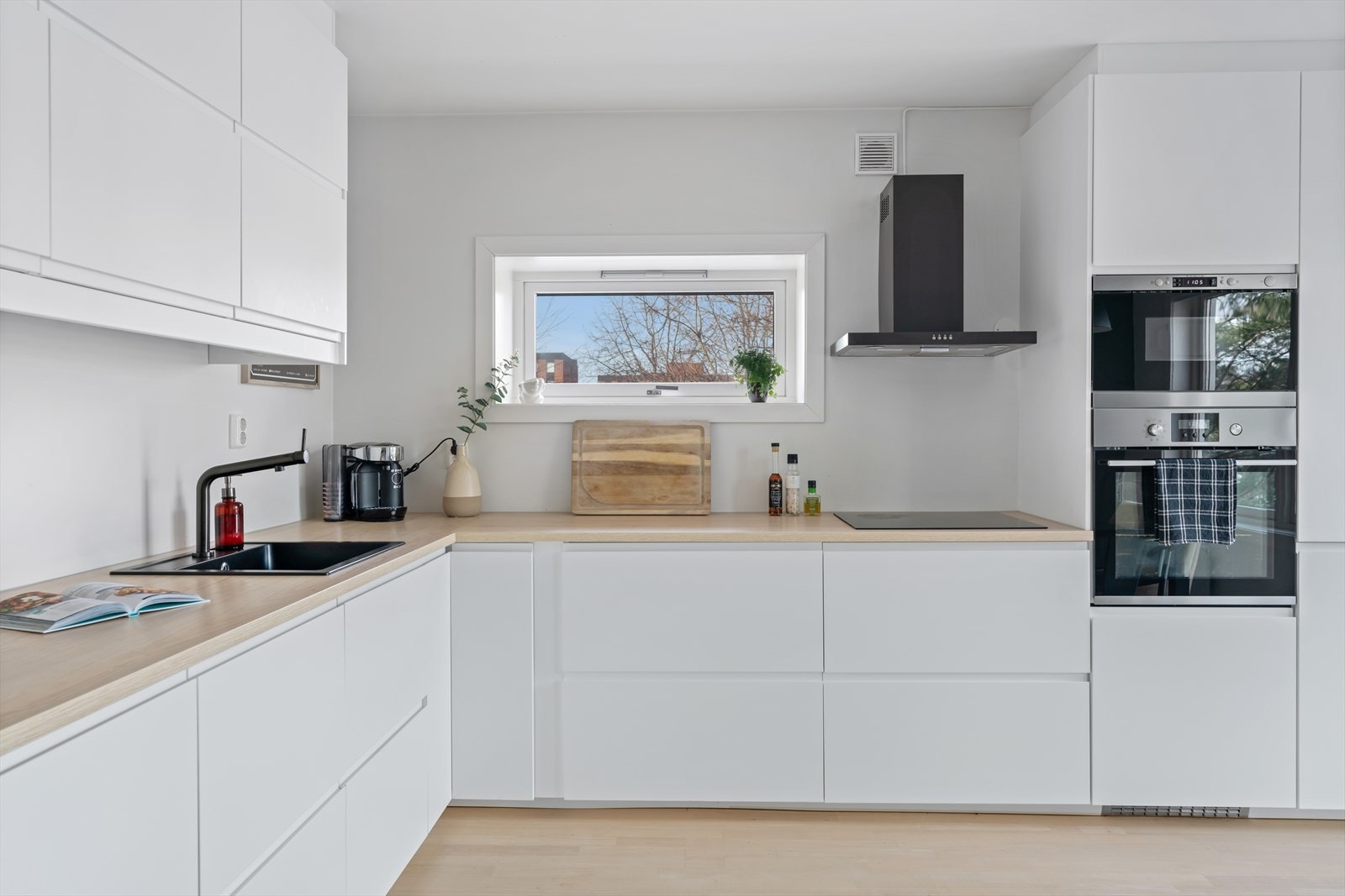 Det medfølger integrerte hvitevarer som platetopp, stekeovn, mikrobølgeovn og kombiskap. Galleribilde