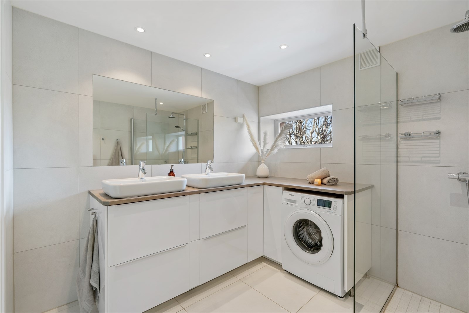 Leiligheten har et lekkert bad fra 2017. Galleribilde