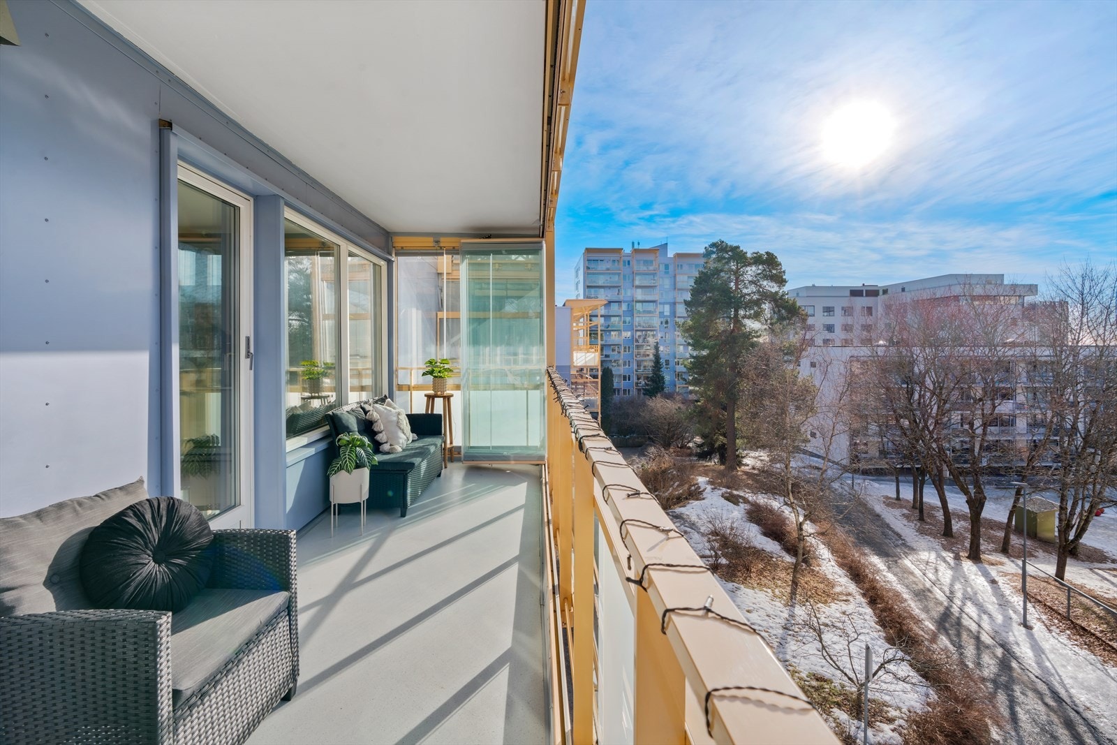 Det er mulig å åpne deler av innglassingen og skyve den til siden. Ettersom at balkongen er innglasset kan den nytes store deler av året. Galleribilde