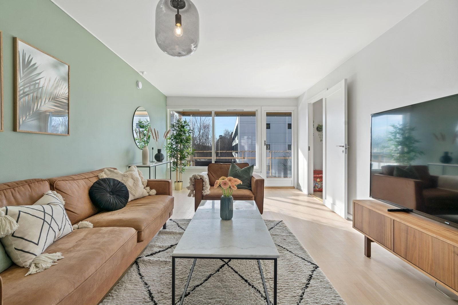 Utgang til en innglasset balkong samt gode vindusflater gir rommet rikelig med lys. Galleribilde