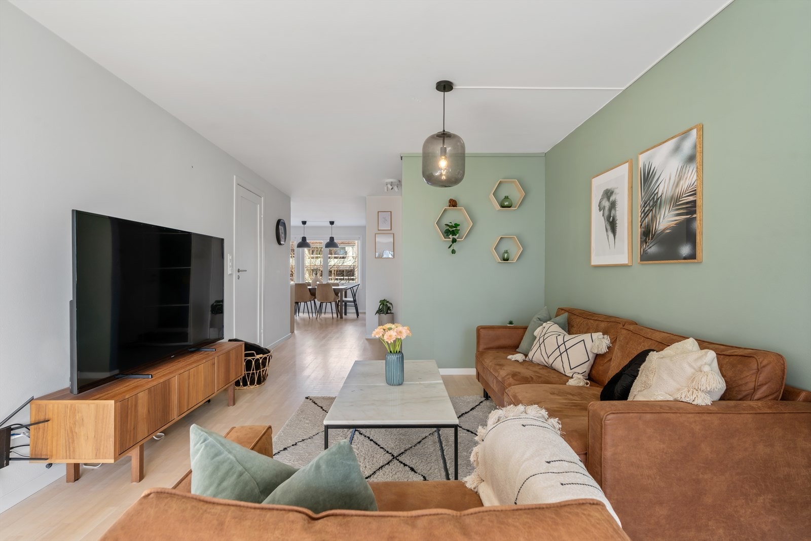 Det er en delvis åpning inn til kjøkkenet, hvor det også er god plass til spisebord. Galleribilde