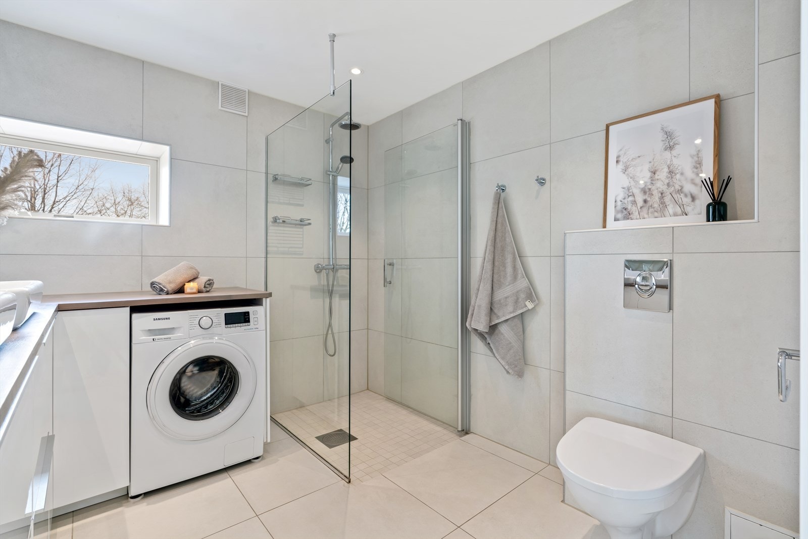 Delikat innredet med store moderne fliser på gulv og vegger, gulvvarme og downlights. Galleribilde