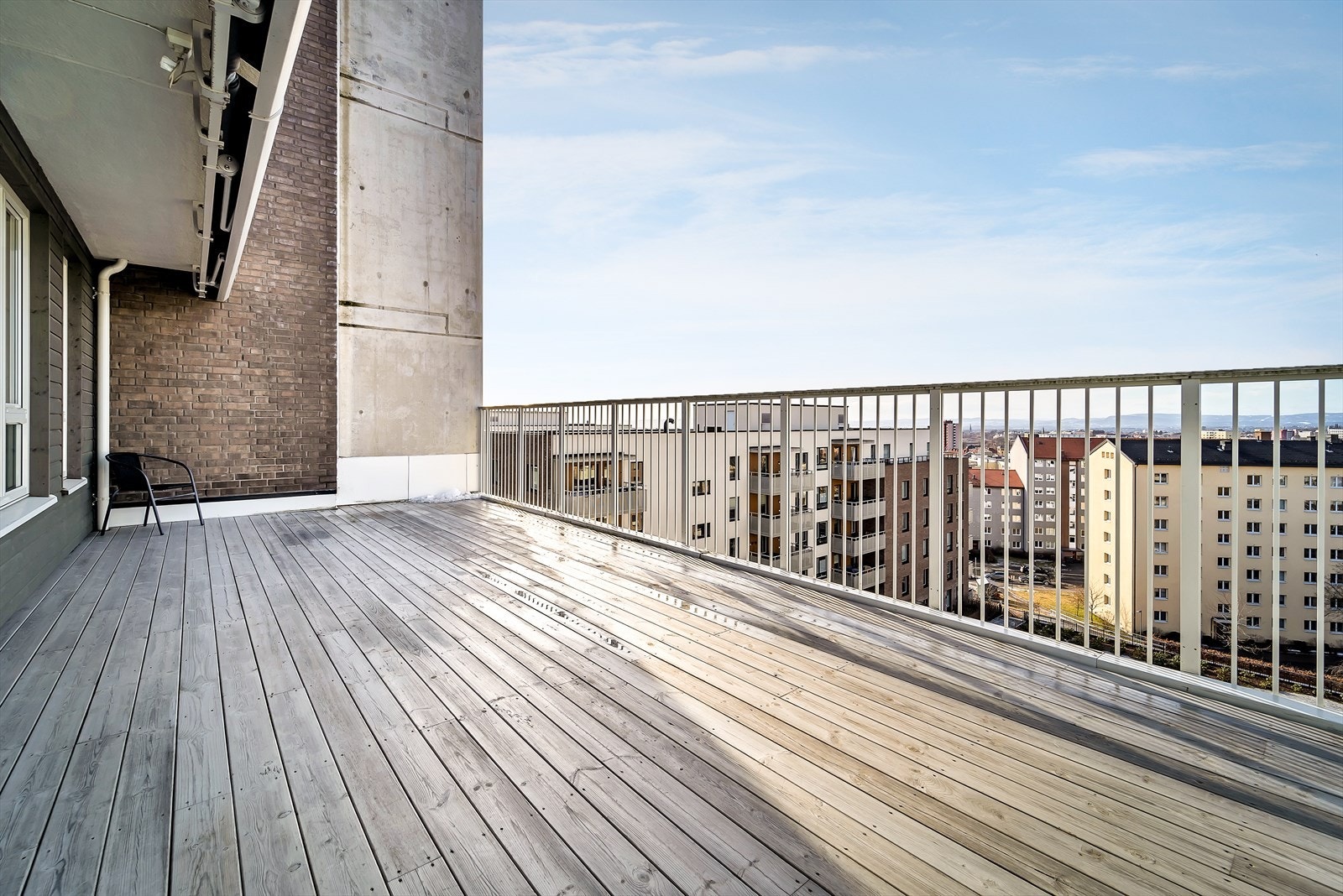 - Selger har montert elektriske markiser på terrassen - Galleribilde