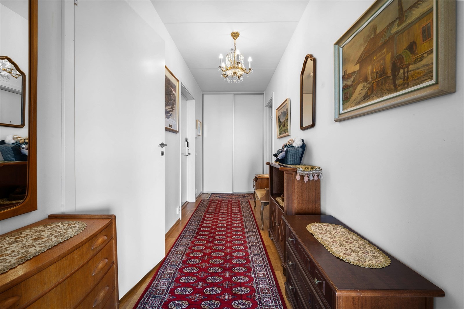 - Det er lagt parkett på alle gulvoverflater, foruten badet med fliser - Galleribilde