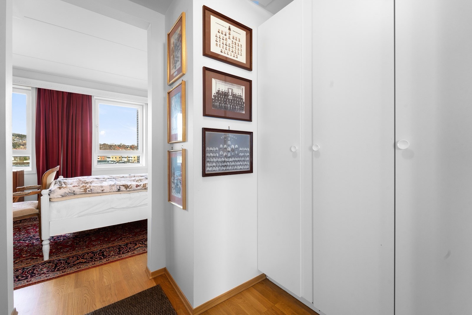 - Praktisk gang i mellom soverommet og kontoret, med gode muligheter for oppbevaring - Galleribilde