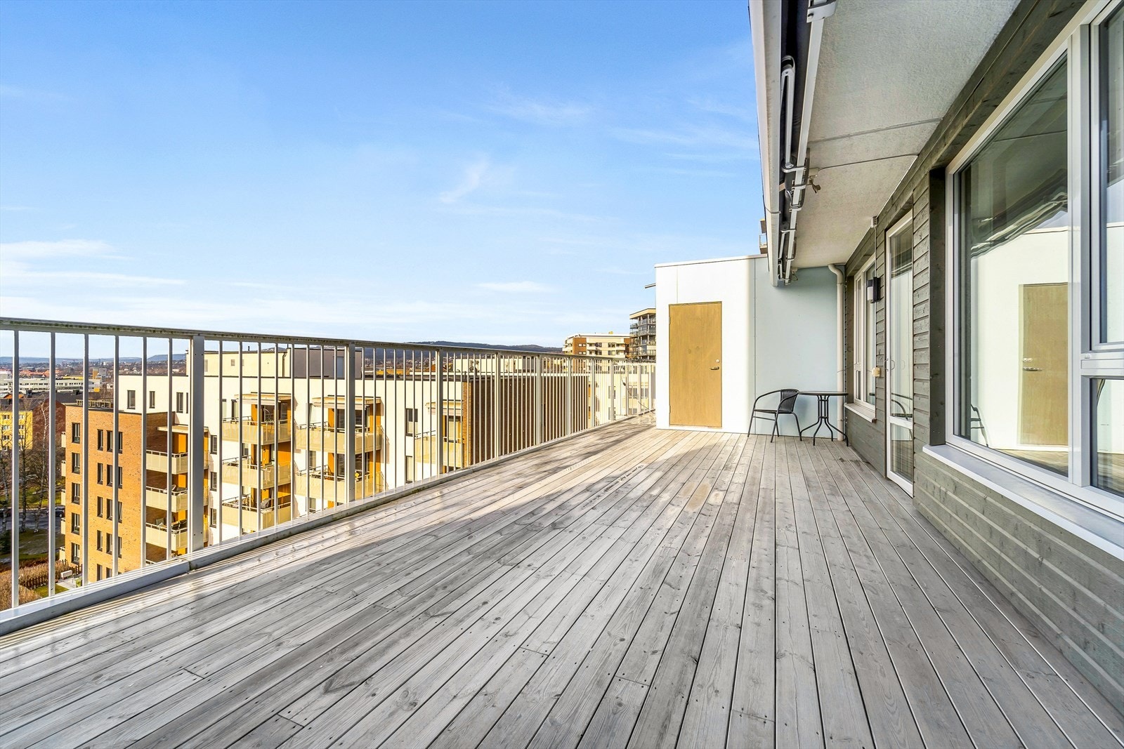 - Utgang til en sydvestvendt terrasse på hele 33 kvm. - Galleribilde