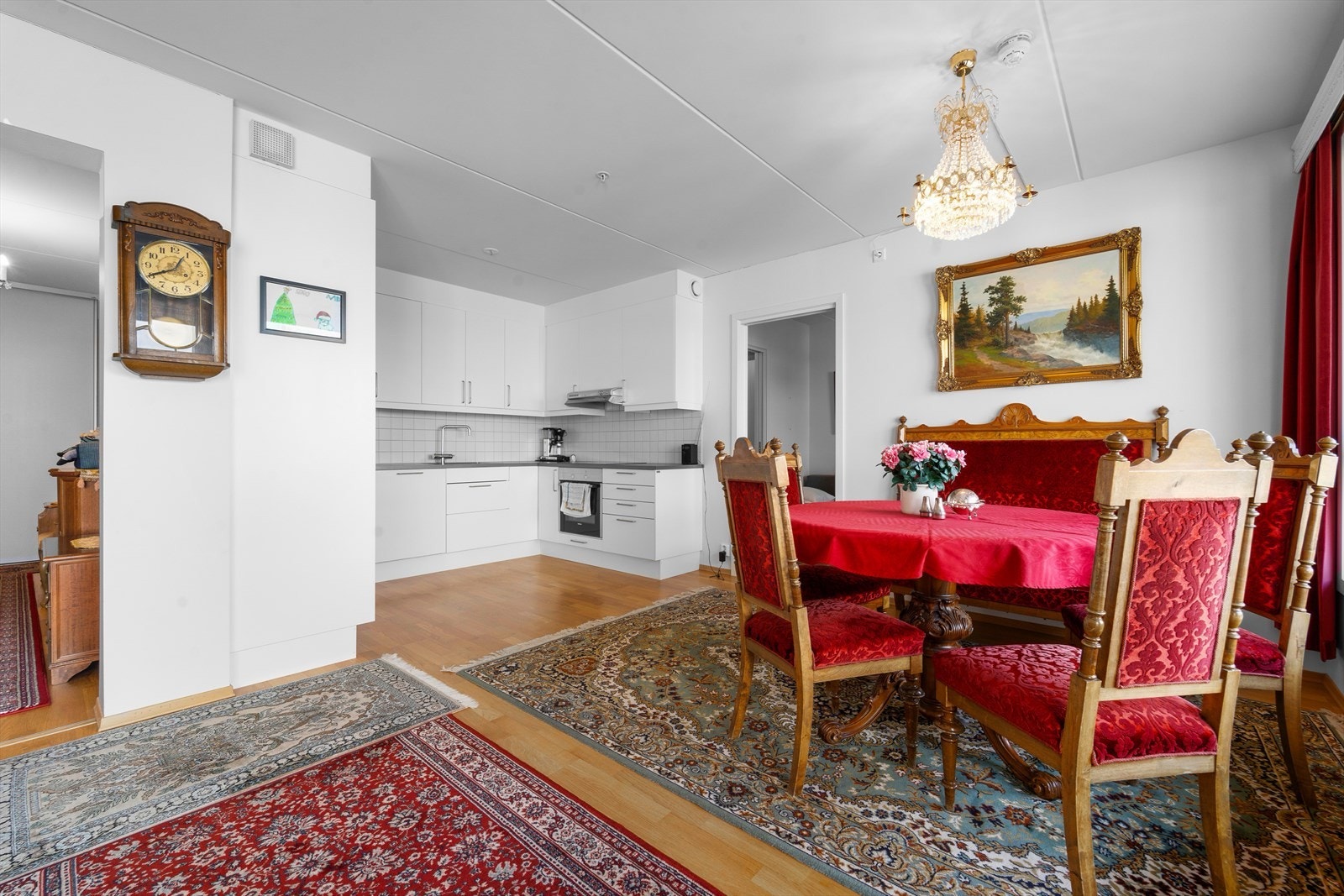 - Månedlige felleskostnader på kr 4 110, som inkluderer bl.a. varmtvann & fjernvarme, kabel-TV & bredbånd. Garasjen kommer i tillegg og utgjør kr 280 pr mnd - Galleribilde