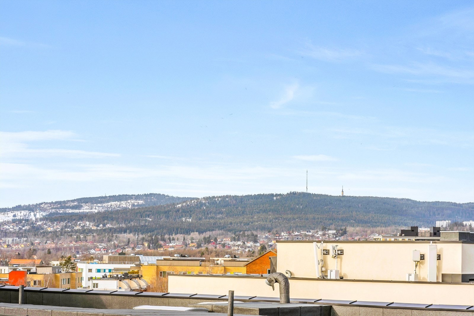 - Fra terrassen får du en rå utsikt over Oslo by og supre solforhold - Galleribilde
