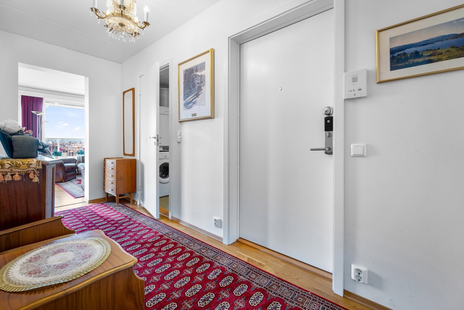 - Det er montert Tale Doorman kodelås på entrédøren - Galleribilde