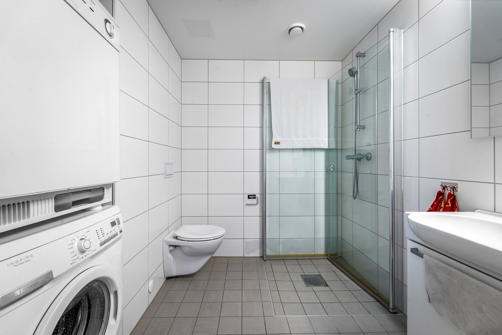 - Flislagt bad med elektriske varmekabler - Galleribilde