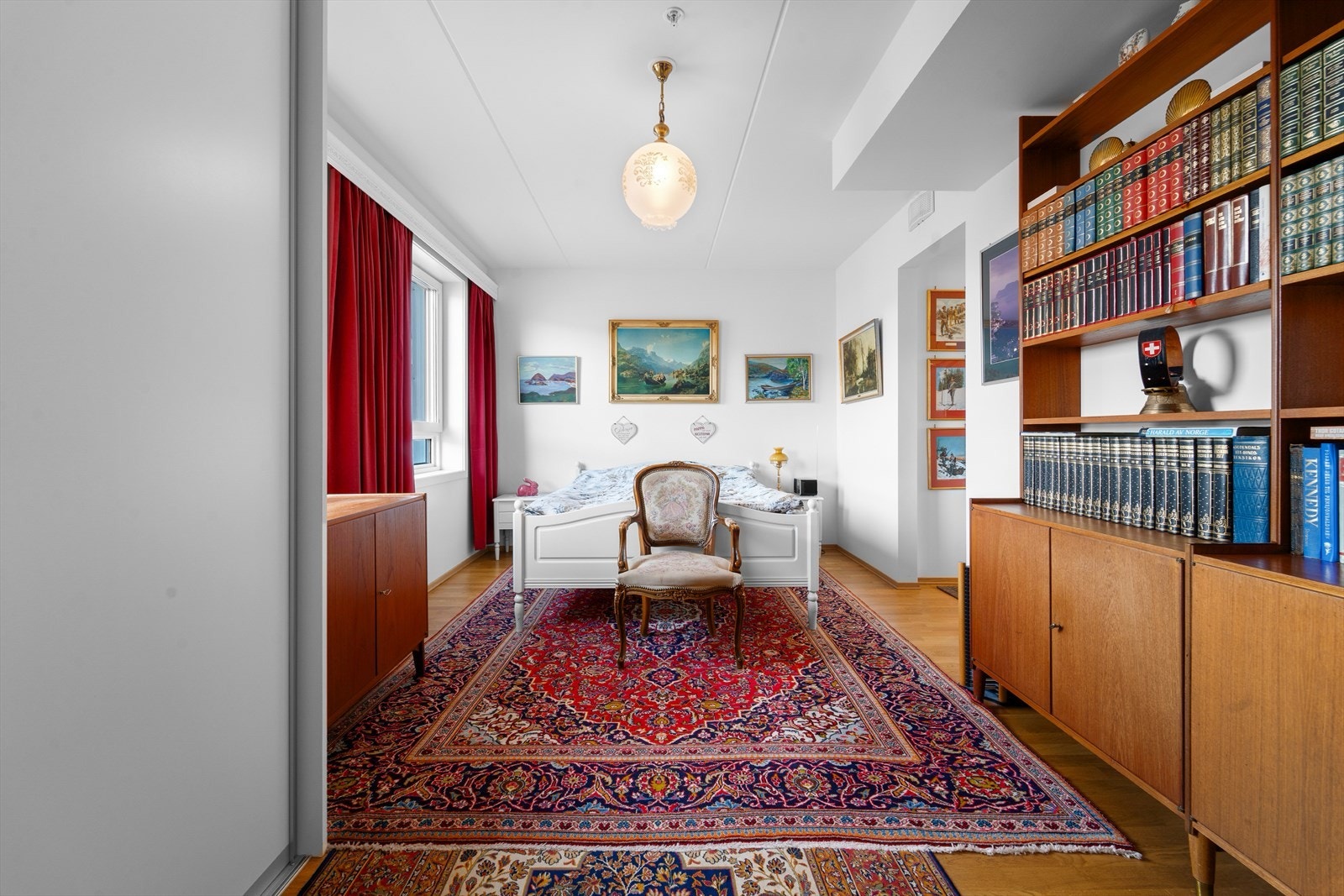 - Soverommet er av god størrelse, med plass til seng, garderobeskap og ytterligere møblement etter ønske - Galleribilde