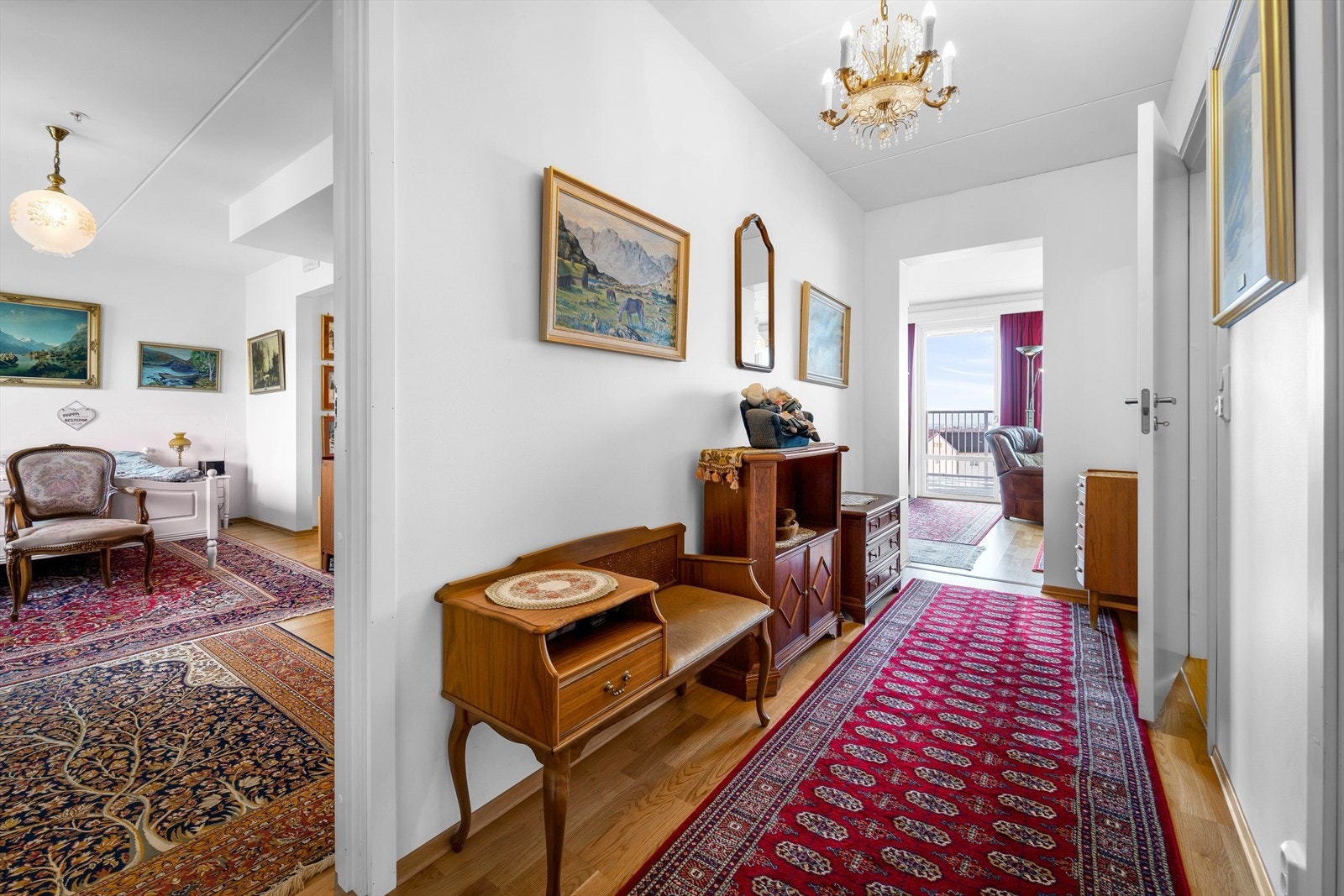 - Leiligheten har en gjennomgående og praktisk planløsning - Galleribilde