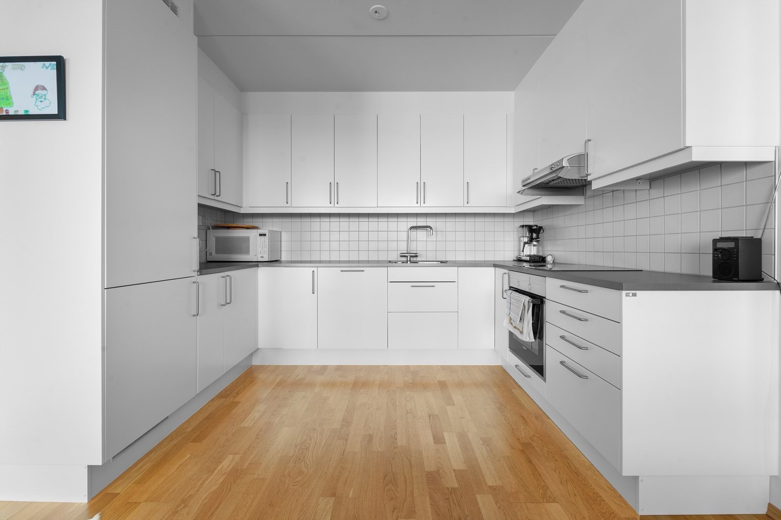 - Siemens hvitevarer bestående av integrert kjøl/fryseskap, oppvaskmaskin, induksjonstopp og stekeovn - Galleribilde