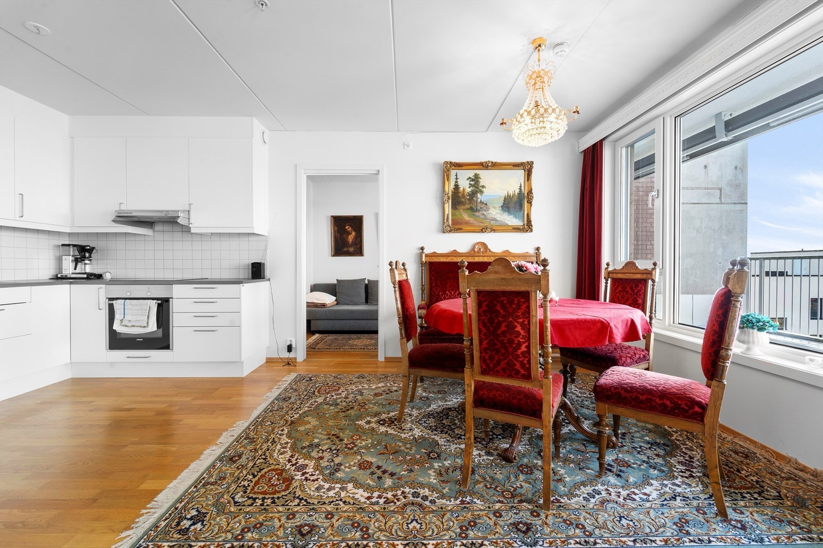 - De store vindusflatene slipper rikelig med naturlig lys inn i stuen/kjøkkenet - Galleribilde