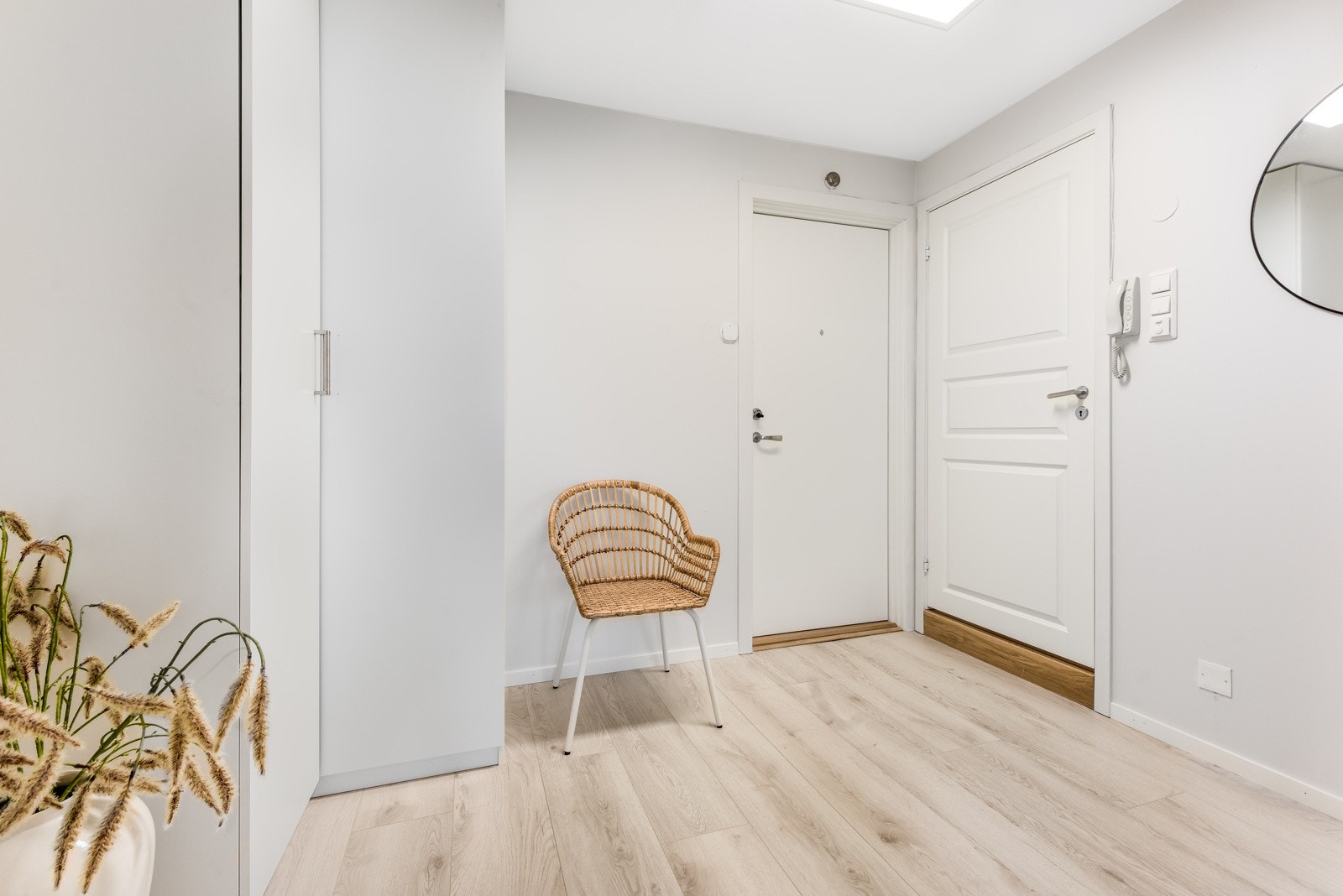 Innbydende og stor entré med god plass til sko og yttertøy Galleribilde