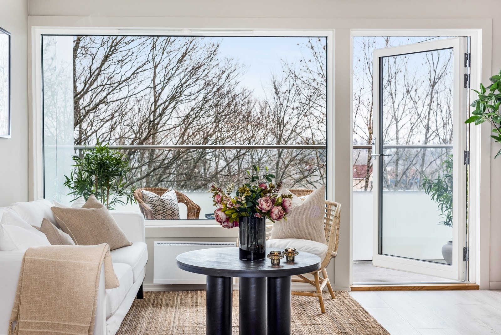 Leiligheten har store vindusflater som gir godt med naturlig lys Galleribilde