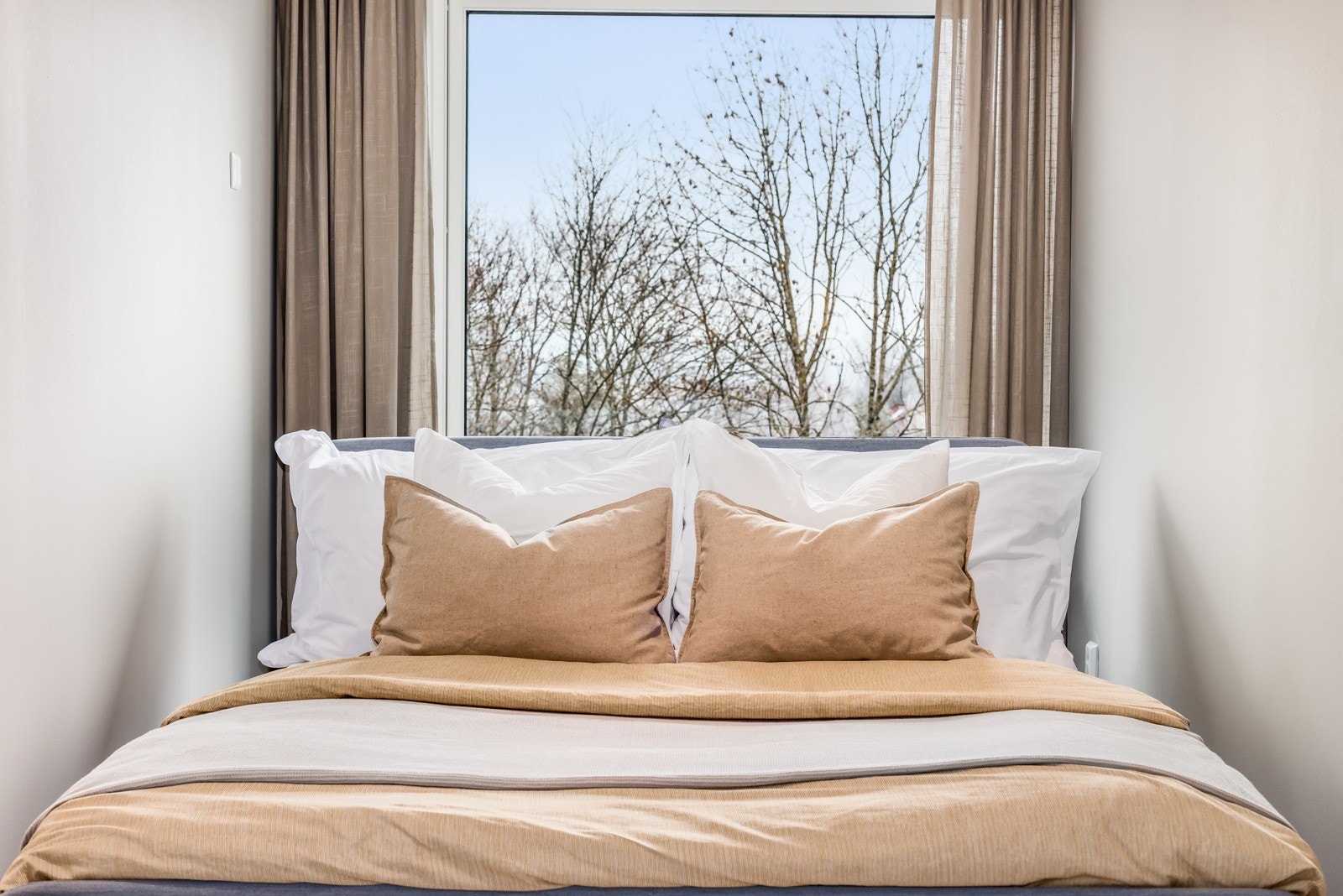 Stort vindu som gir god belysning Galleribilde