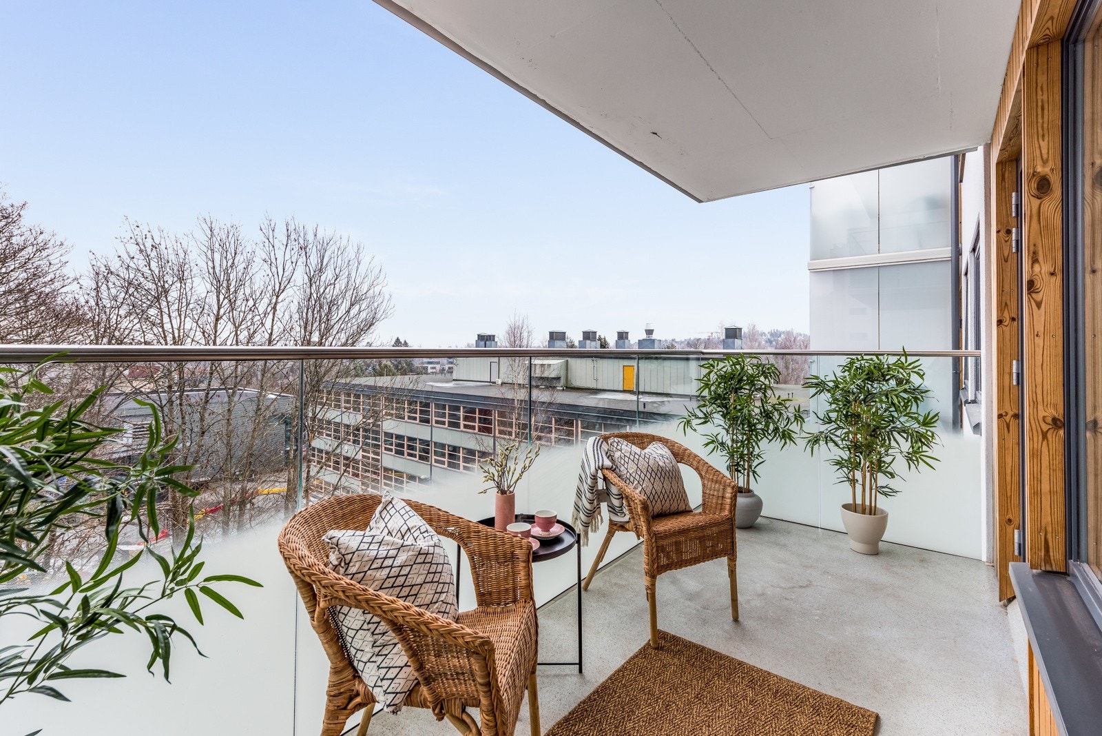 Balkong med god plass til utemøblement og beplantning Galleribilde