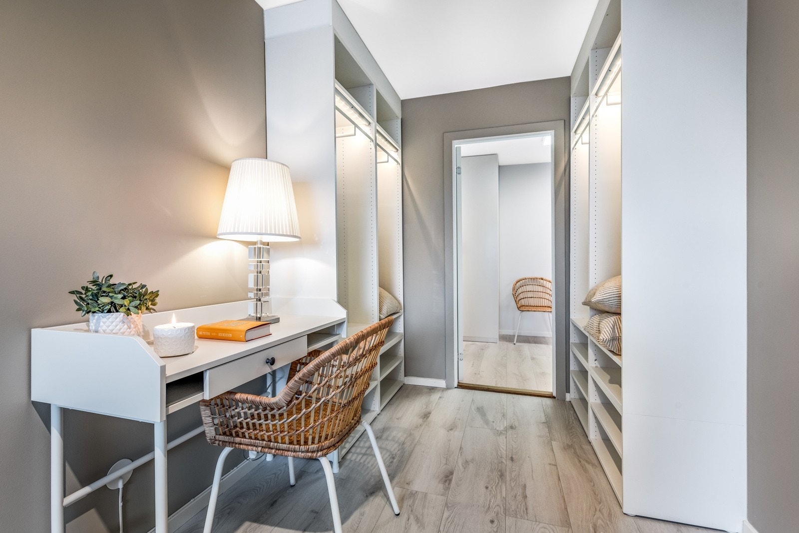 Det er adkomst til soverommet fra gangen som gir deg en walk in closet følelse Galleribilde