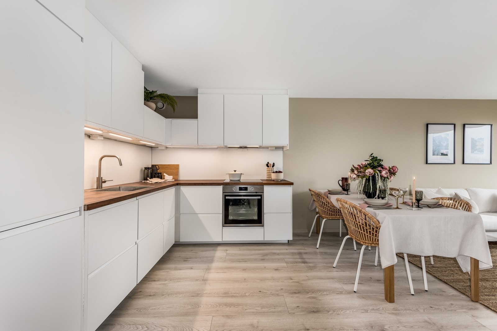 Glatt og fin kjøkkeninnredning med integrert platetopp, stekeovn, oppvasksmaskin, kjøl- og fryseskap (2022). Galleribilde