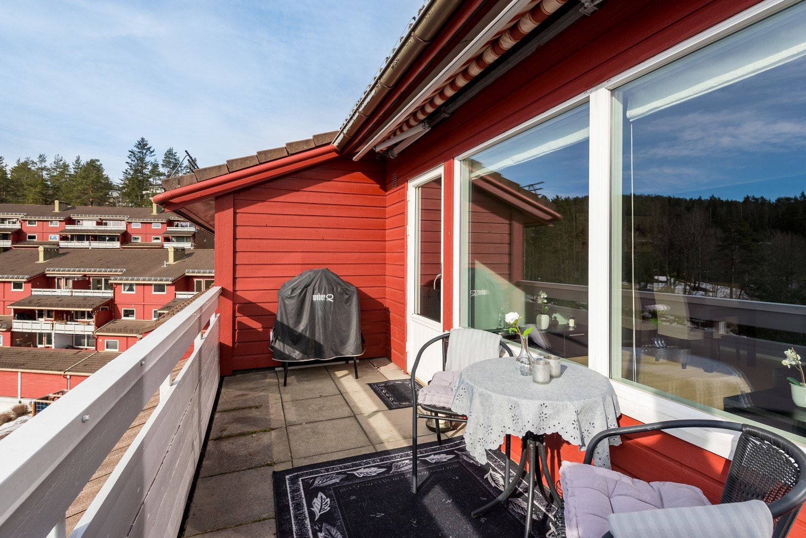 Fra stue er det adkomst til sør/vestvendt balkong med plass til utemøblement og grill Galleribilde