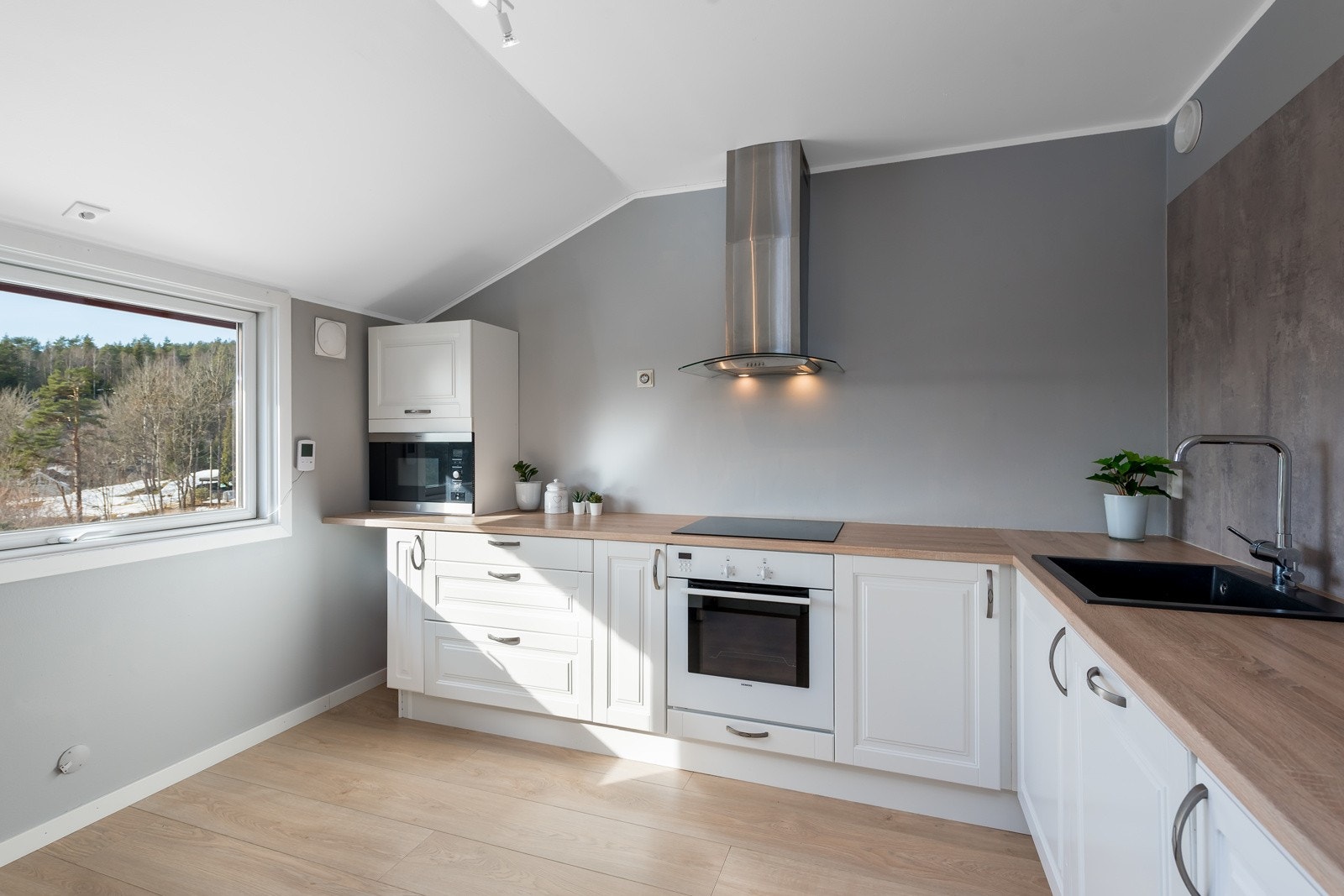 Av hvitevarer følger stekeovn, platetopp, mikrobølgeovn og oppvaskmaskin Galleribilde