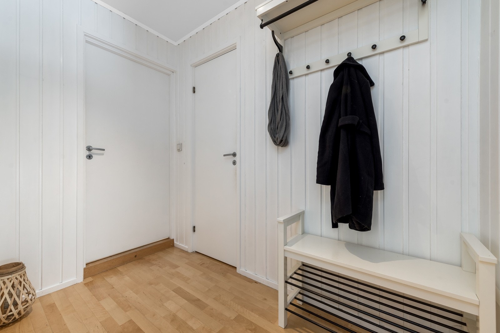 Entre med plass til å henge fra seg yttertøy og sette fra seg sko Galleribilde