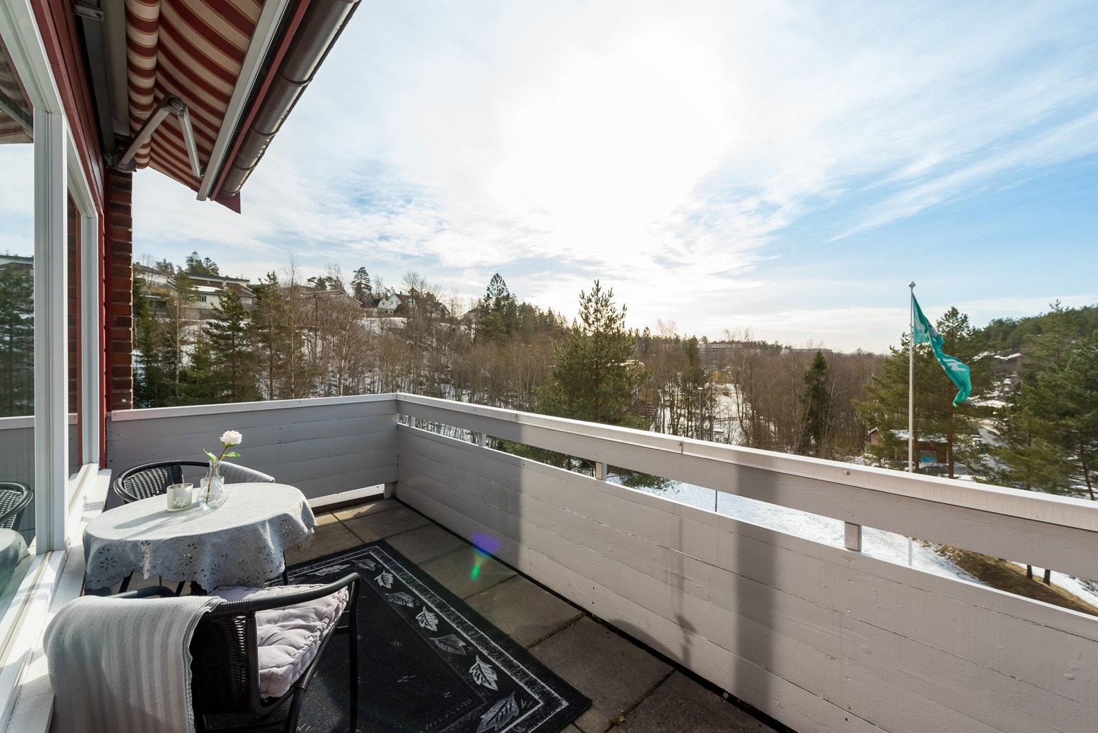 Leiligheten ligger luftig til i 3.etasje med flott utsikt fra balkong Galleribilde