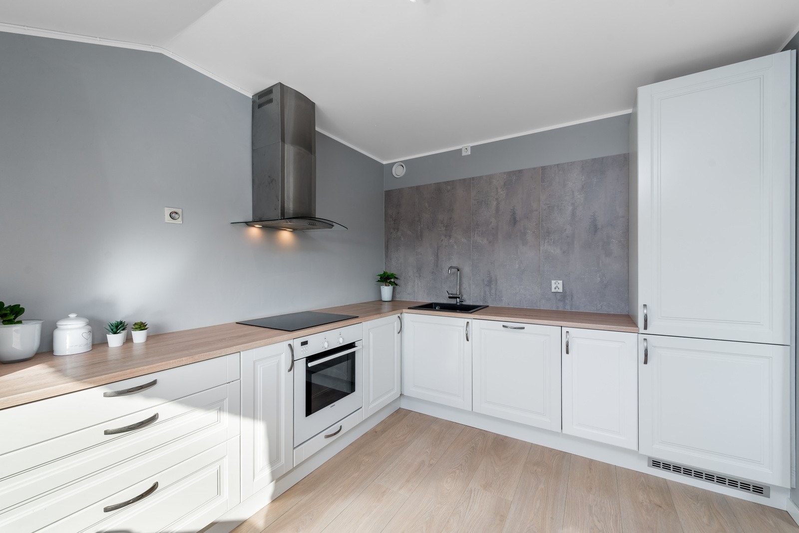 Pent separat kjøkken med profilerte fronter og benkeplate i laminat Galleribilde