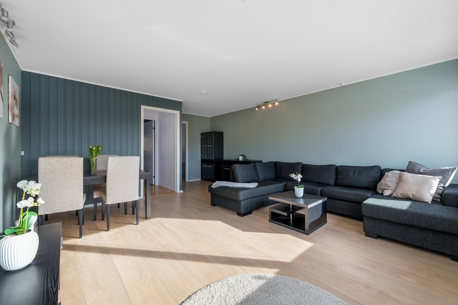 Romslig stue med god plass til både spisebord og sofagruppe med tilhørende møblement Galleribilde