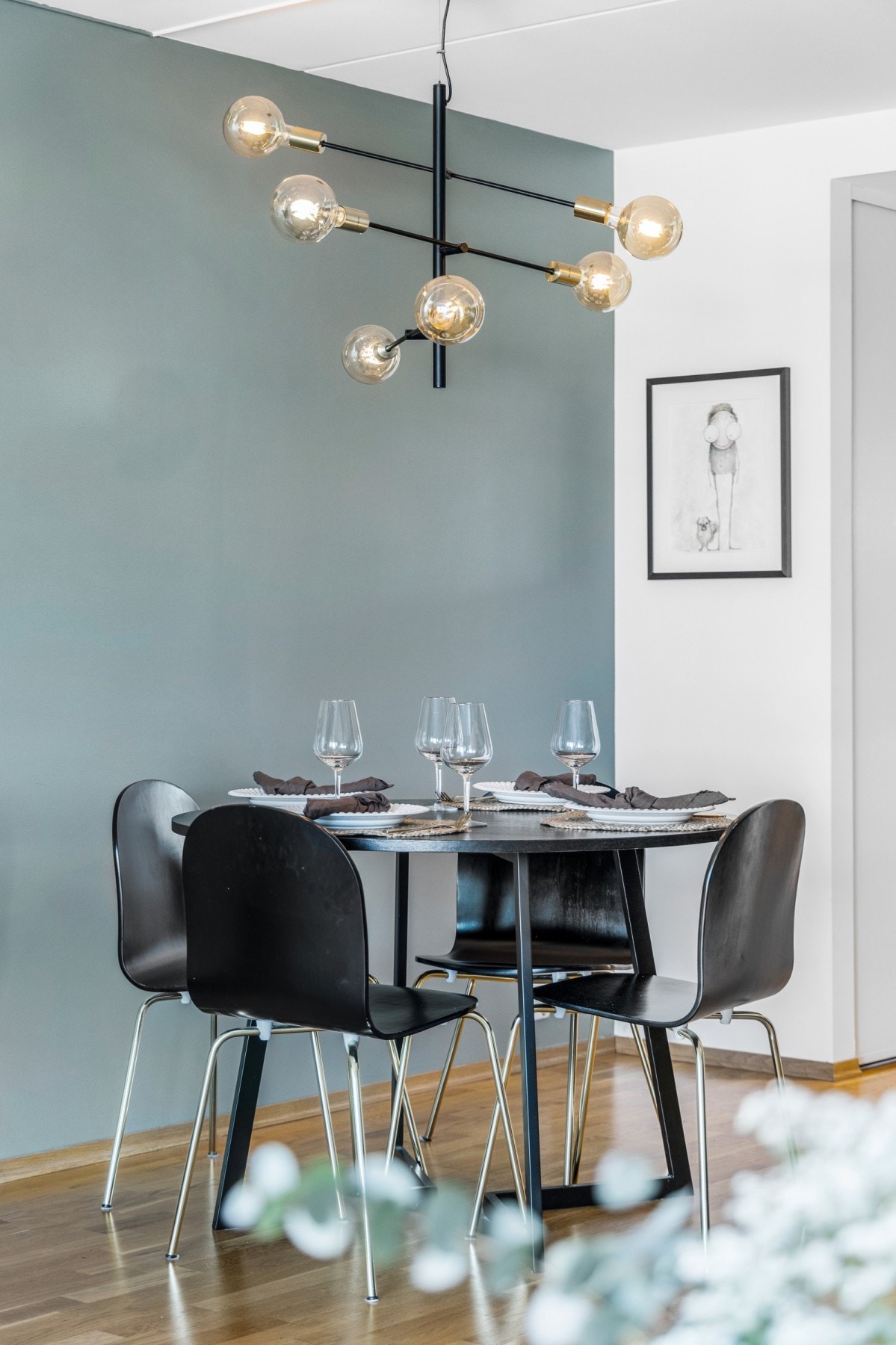 God plass til spisebord på stue. Galleribilde