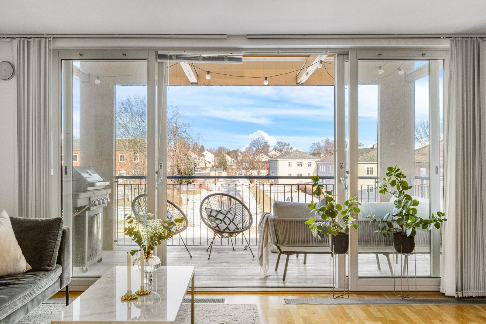 Leiligheten har en av de bedre beliggenhetene i feltet med fritt utsyn og en romslig balkong med god plass til ønskelig møblement. Galleribilde