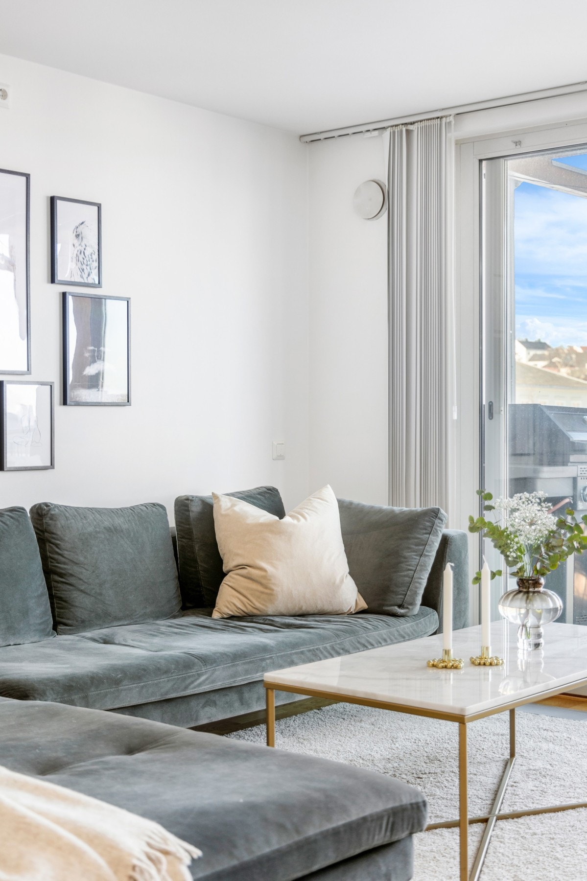 Det er balansert ventilasjon i bygget. Fjernvarme er inkludert i felleskostnadnee. Galleribilde