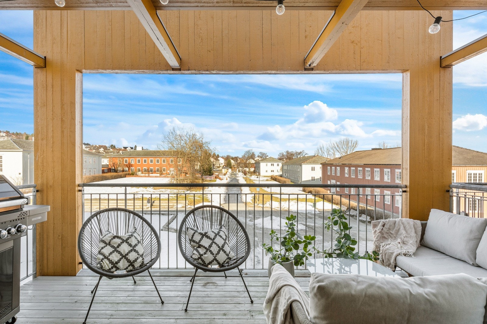 Romslig balkong på hele 10,5kvm med god plass til ønskelig møblement. Her nyter man godt av plassen i sameiet med fritt utsyn og lite innsyn. Galleribilde