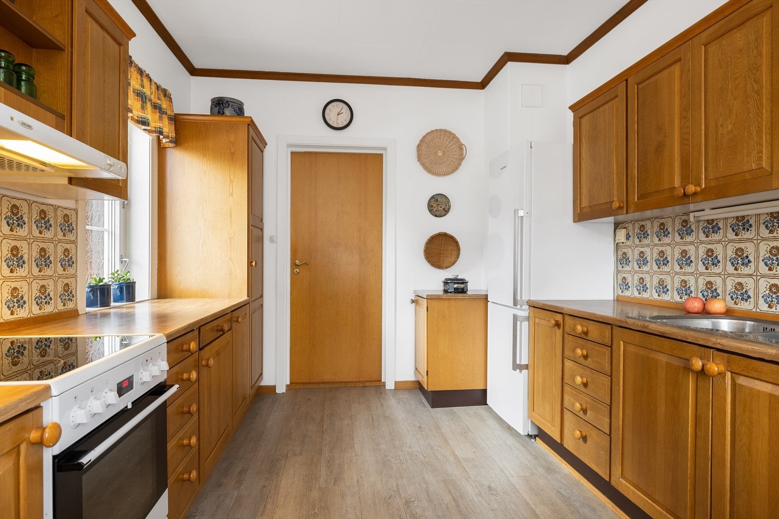 Et godt arbeidskjøkken, rikelig med skap og benkeplass. Galleribilde