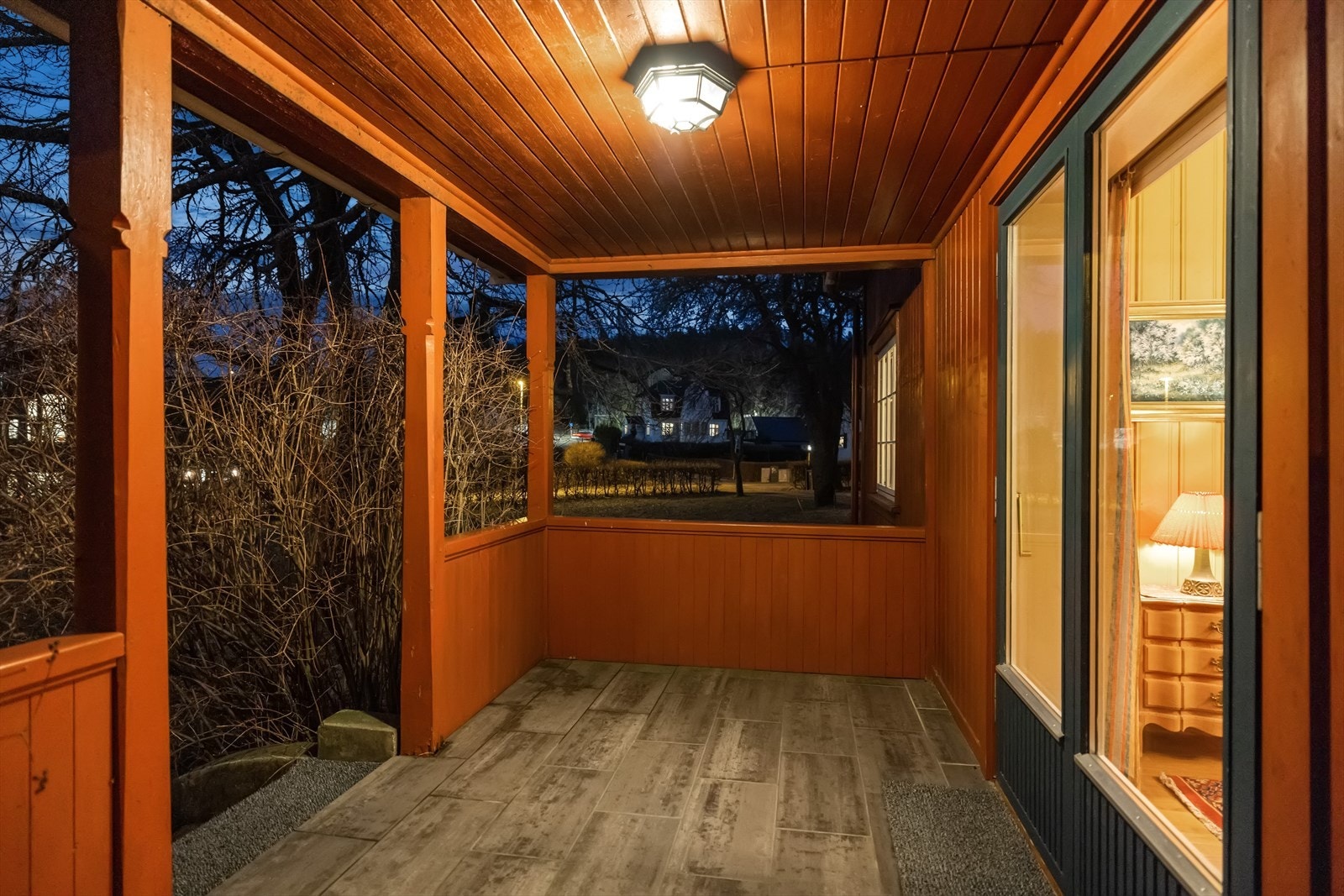 Overbygd og usjenert. Galleribilde