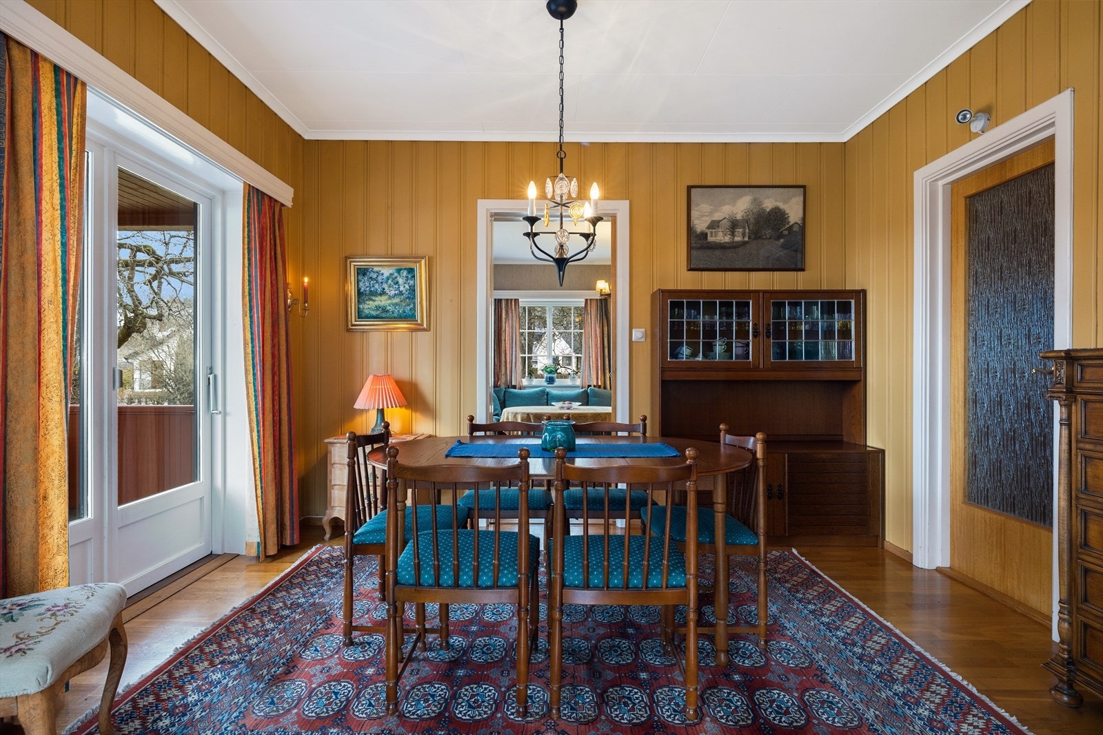 Spisestuen ligger mellom tv-stuen og peisestuen. Galleribilde