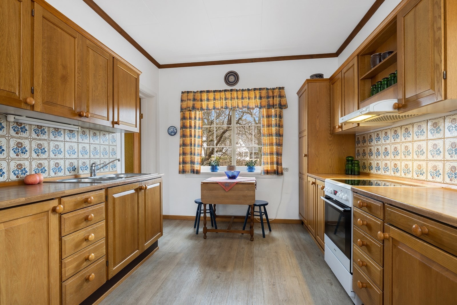 Romslig kjøkken. Galleribilde