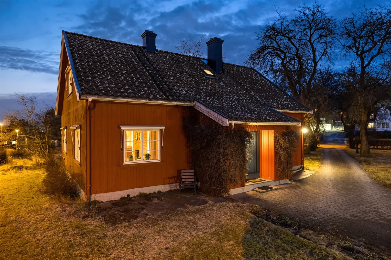 Sjarmerende innkjørsel og gårdstun. Galleribilde