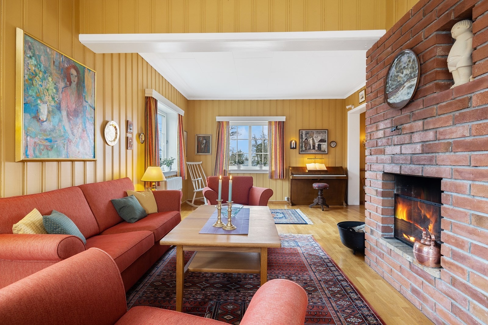 Vinduer mot øst, syd og vest, slipper inn rikelig med lys. Galleribilde