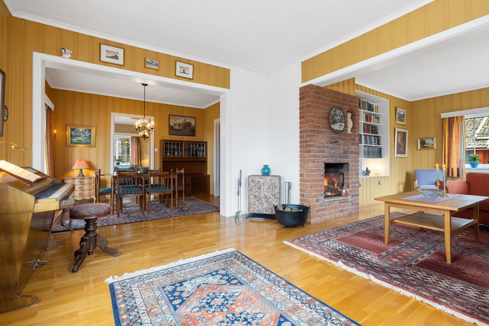 Rommets fine utforming gir god plass for salong, lesekrok og spisestue. Galleribilde