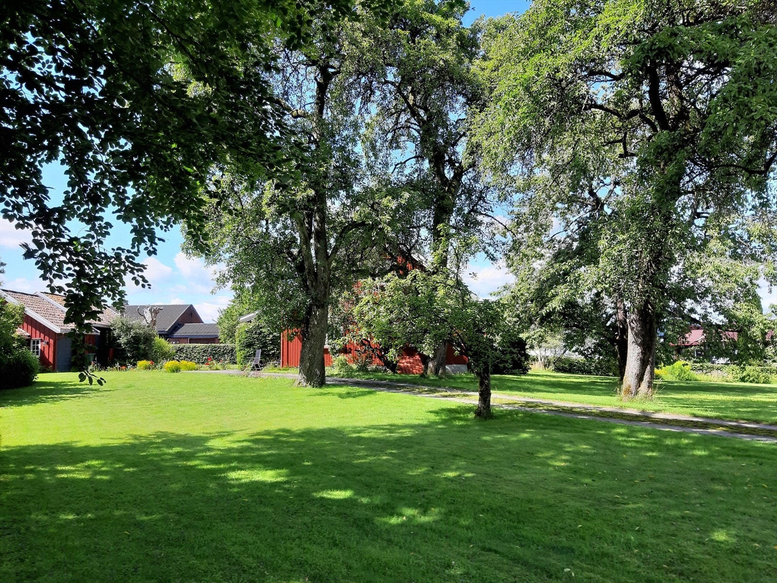 Parkmessig opparbeidet og beplantet. Galleribilde