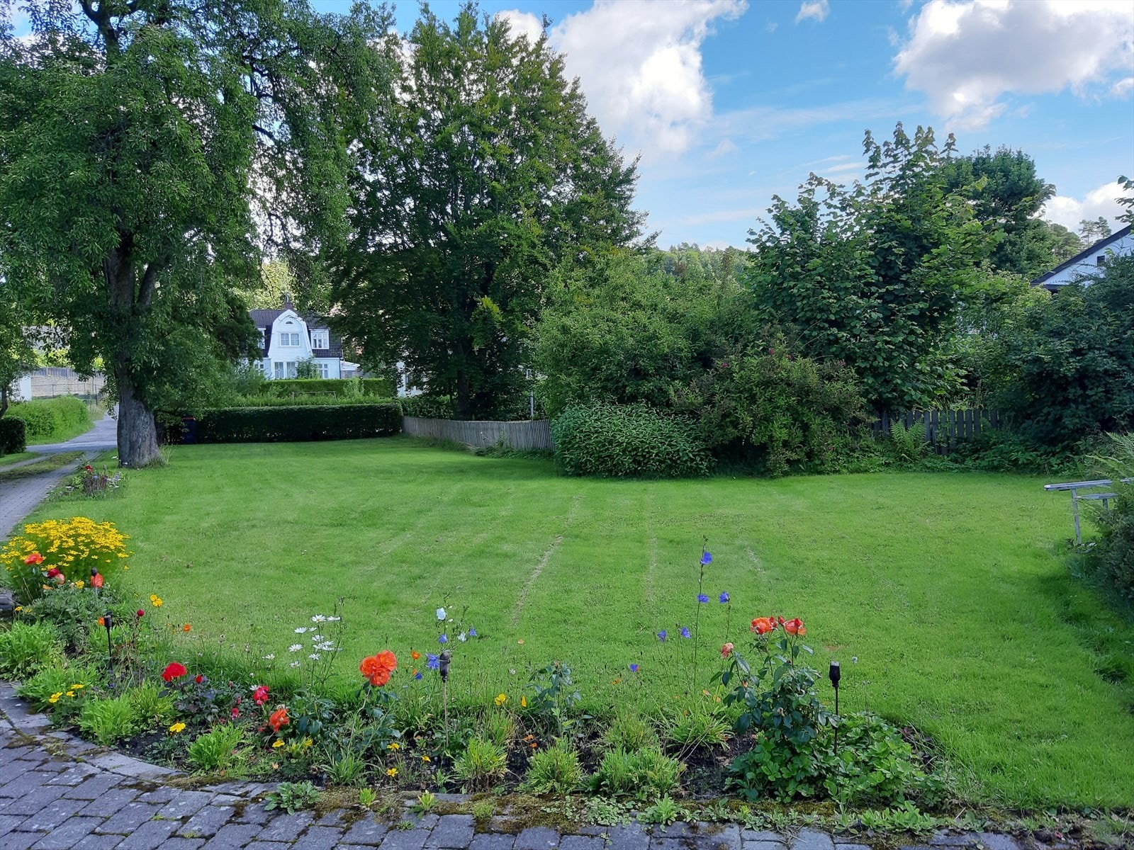 Pent opparbeidet og beplantet hage. Galleribilde