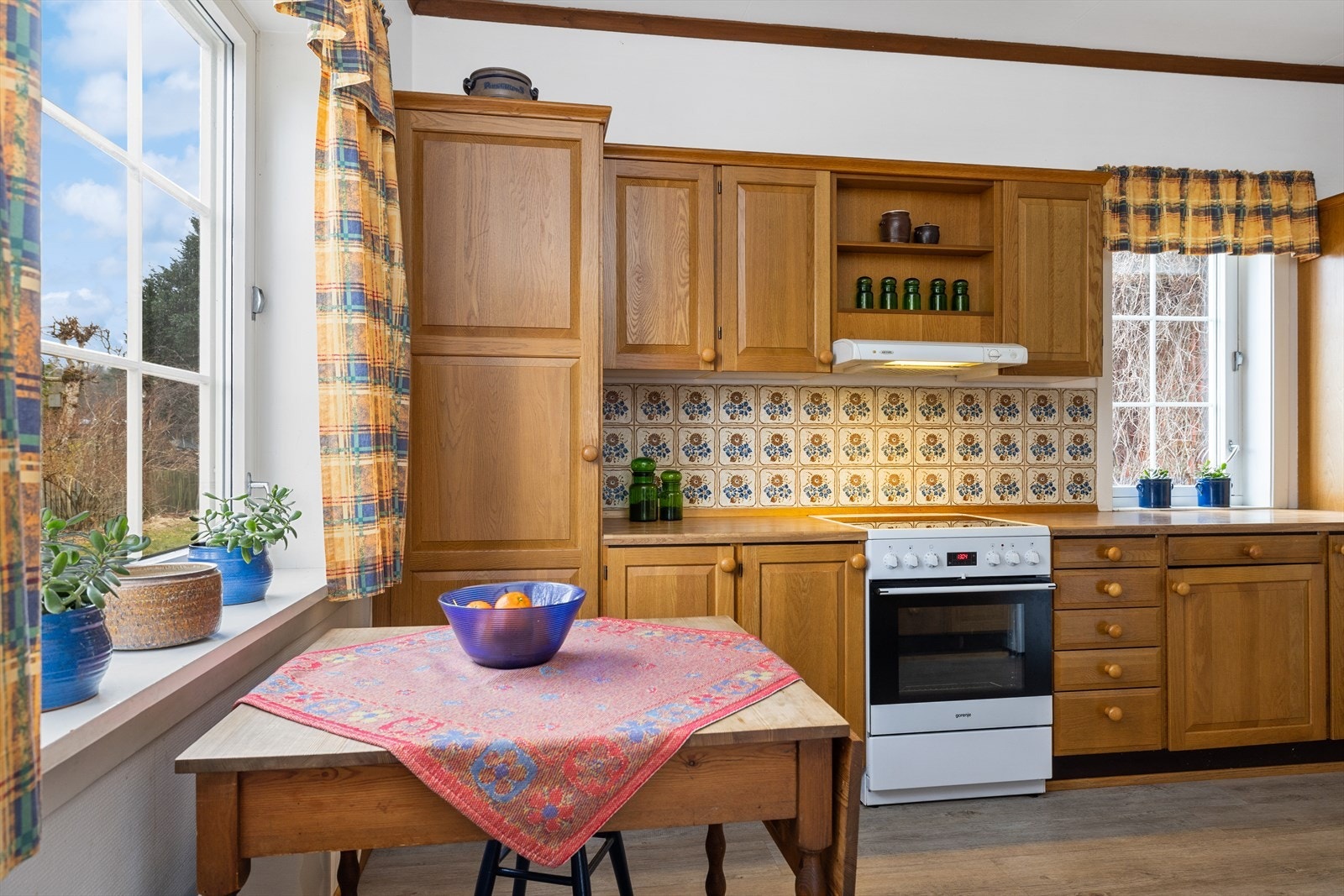 Innredning med heltre fronter i eik. Galleribilde