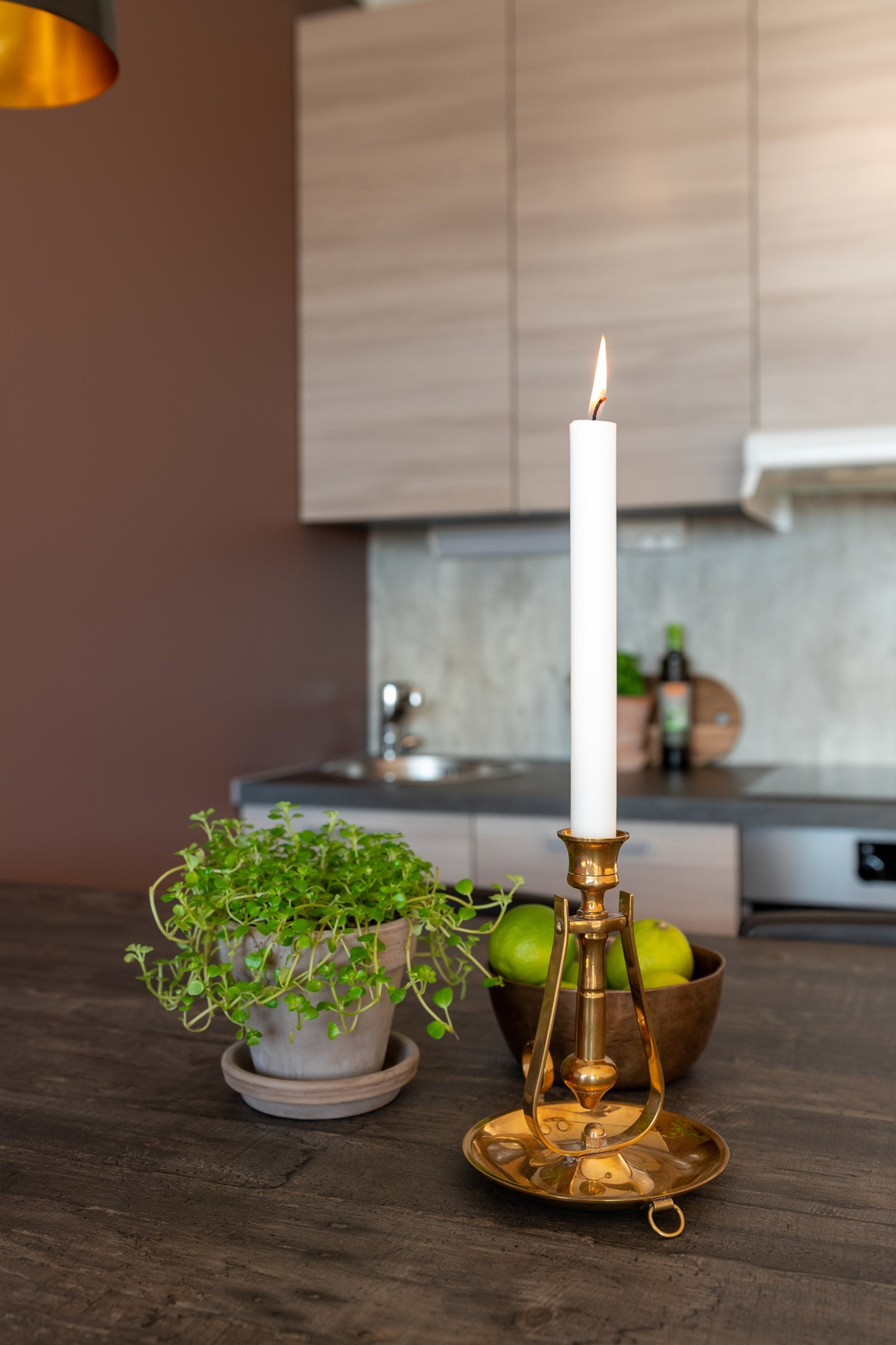 Gangen er utstyrt med vannbåren gulvvarme og nyere downlights i himlingen.