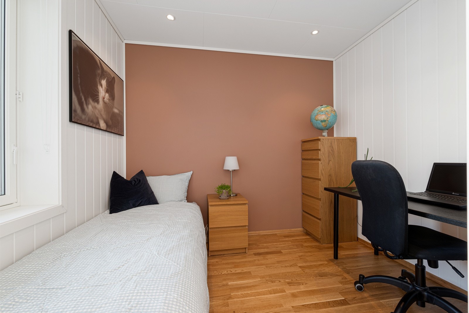 I gangen er det en stor skyvedørsgarderobe med speilfronter.