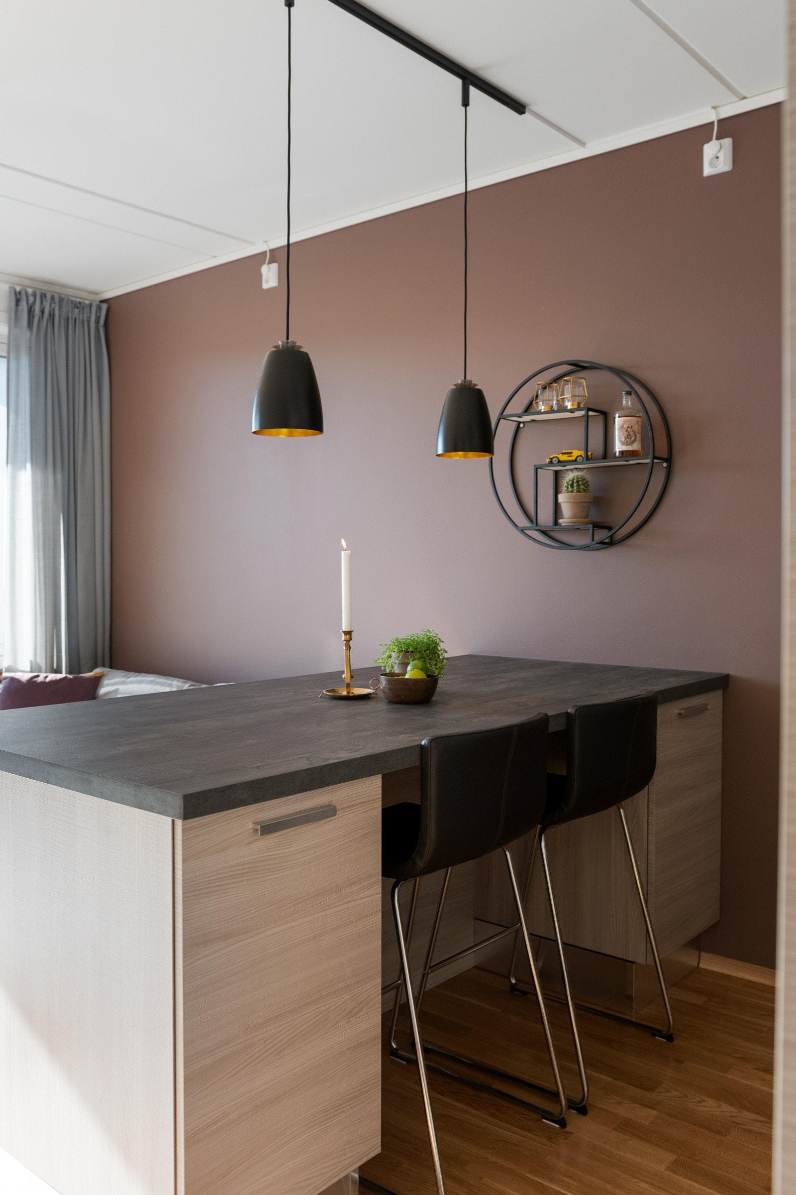 Ut mot stuen er det en stor og smart barløsning med rom for flere sitteplasser.